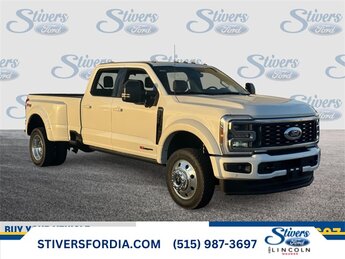 2026 Ford F-450 Super Duty Platinum's photo