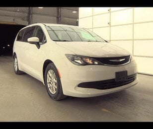 2017 Chrysler Pacifica Touring's photo