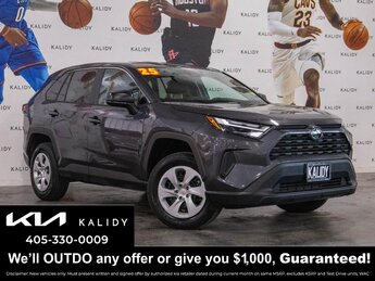 2025 Toyota RAV4 LE's photo
