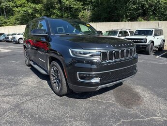 2022 Diamond Black Crystal Pearlcoat Jeep Wagoneer Series III SUV 4X4 5.7L V8 Engine 4 Door