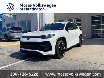 2025 Opal White Pearl Volkswagen Tiguan SE R-Line Black 2.0L TSI DOHC Engine 4 Door SUV Automatic