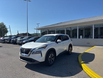 2023 Pearl White Tricoat Nissan Rogue SV SUV 1.5L I3 Turbocharged DOHC 12V LEV3-ULEV50 201hp Engine Automatic (CVT)