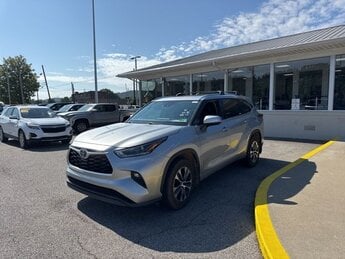 2021 Celestial Silver Metallic Toyota Highlander XLE 3.5L V6 DOHC Engine Automatic AWD 4 Door SUV
