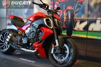 2025 RED Ducati DIAVEL V4 