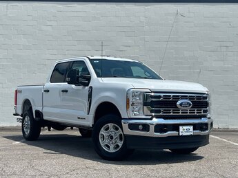 2025 Oxford White Ford Super Duty F-350 SRW XLT 4X4 Power Stroke 6.7L V8 DI 32V OHV Turbodiesel Engine Automatic