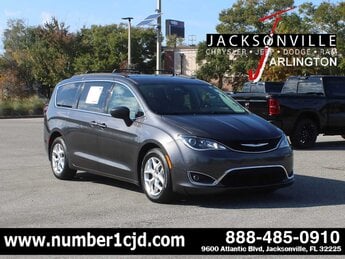 2017 Granite Crystal Metallic Clearcoat Chrysler Pacifica Touring Plus Van 4 Door FWD Automatic