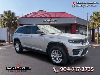 2025 Silver Zynith Jeep Grand Cherokee Laredo X 4 Door 3.6L V6 24V VVT Engine Automatic