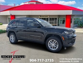 2025 Diamond Black Crystal Pearlcoat Jeep Grand Cherokee Laredo X 3.6L V6 24V VVT Engine Automatic RWD 4 Door SUV