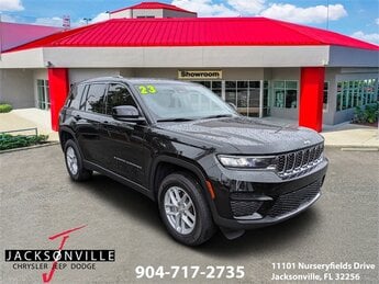 2023 Diamond Black Crystal Pearlcoat Jeep Grand Cherokee Laredo X 3.6L V6 24V VVT Engine 4 Door 4X4