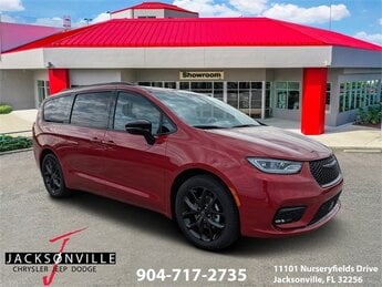 2026 Red Hot Pearlcoat Chrysler Pacifica Select 3.6L V6 24V VVT Engine Van 4 Door Automatic