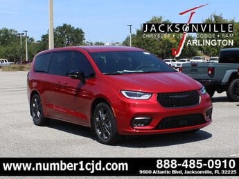2026 Red Hot Pearlcoat Chrysler Pacifica Select FWD 4 Door G 3.6L V6 Cylinder Engine3.6 Van