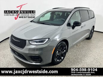 2025 Ceramic Gray Clearcoat Chrysler Pacifica Limited Automatic Van 4 Door G 3.6L V6 Cylinder Engine3.6 FWD