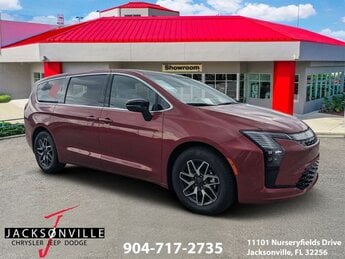 2027 Chrysler Pacifica Limited 4 Door 3.6L V6 Engine FWD Van