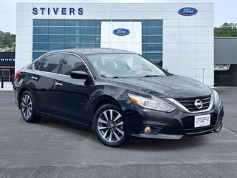 2017 Super Black Clearcoat Nissan Altima 2.5 SV Car Automatic (CVT) FWD