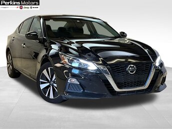 2021 Super Black Clearcoat Nissan Altima 2.5 SV Automatic (CVT) 2.5L 4-Cylinder DOHC 16V Engine FWD Car 4 Door