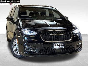 2025 Diamond Black Crystal Pearlcoat Chrysler Pacifica Select FWD Automatic 4 Door