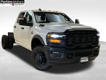 2025 Bright White Clearcoat Ram 3500 Tradesman Cummins 6.7L I6 Turbodiesel Engine 4X4 Chassis Cab 4 Door