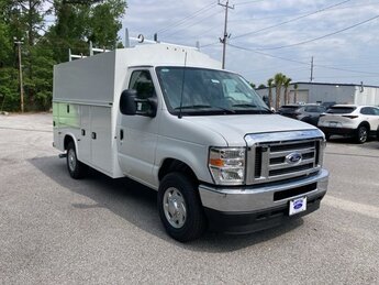 2025 Oxford White Ford E-350SD Base Cutaway 8 Cyl - 7.3 L Engine Specialty Vehicle Cutaway 2 Door Automatic RWD