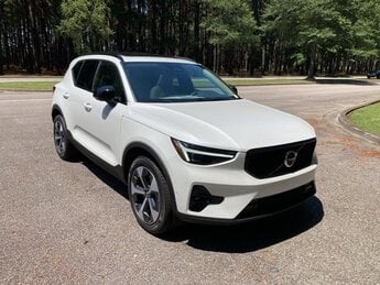2025 Volvo XC40 B5 Plus Dark Theme 4 Door AWD Automatic I-4 cyl Engine