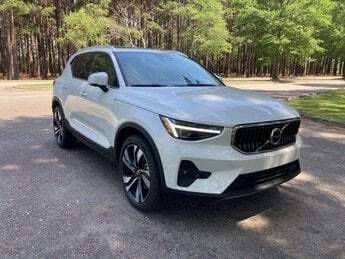 2025 Volvo XC40 B5 Ultra Bright Theme AWD Automatic 4 Door I-4 cyl Engine SUV