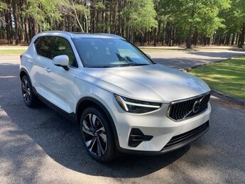 2025 Crystal White Pearl Volvo XC40 B5 Ultra Bright Theme Automatic 4 Door SUV AWD I-4 cyl Engine