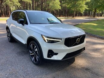 2025 Volvo XC40 B5 Ultra Dark Theme SUV Automatic I-4 cyl Engine 4 Door AWD