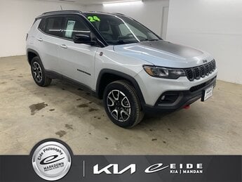 2024 Silver Zynith Metallic Clearcoat Jeep Compass Trailhawk Automatic 4 Door SUV