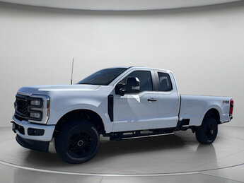 2025 Oxford White Ford Super Duty F-350 SRW XL Regular Unleaded V-8 6.8 L/415 Engine 4 Door 4X4 Automatic