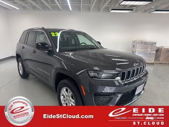 2022 Baltic Gray Metallic Clearcoat Jeep Grand Cherokee Laredo 4 Door SUV 4X4