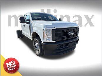 2025 Oxford White Ford Super Duty F-350 DRW XL 7.3L V8 PFI OHV 16V Federal 335hp Engine Truck Automatic 4X4 4 Door