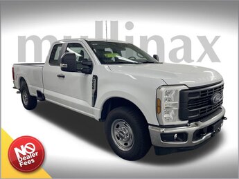 2025 OXFORD WHITE Ford Super Duty F-250 SRW XL 6.8L V8 Engine 4 Door RWD