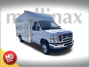 2025 Oxford White Ford E-450SD Base Specialty Vehicle Cutaway 7.3L V8 Engine Automatic RWD 2 Door
