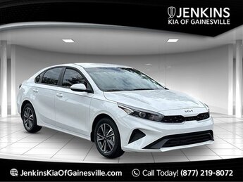 2023 Snow White Pearl Kia Forte LXS Regular Unleaded I-4 2.0 L/122 Engine 4 Door Automatic (CVT) FWD