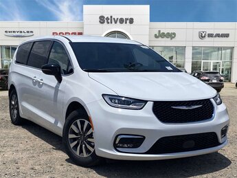 2025 Chrysler Pacifica Hybrid Select 4 Door Automatic (CVT) 3.6L V6 Engine Van