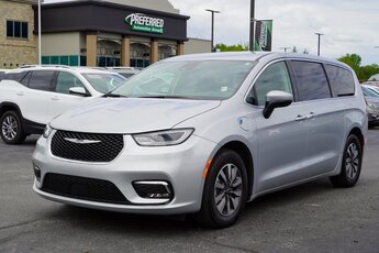 2023 Silver Mist Clearcoat Chrysler Pacifica Hybrid Touring L 4 Door Van FWD 3.6L V6 Engine Automatic (CVT)