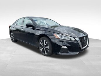 2022 Super Black Clearcoat Nissan Altima 2.5 SV Car 4 Door FWD 2.5L 4-Cylinder DOHC 16V Engine Automatic (CVT)