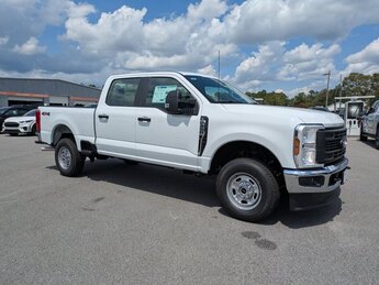 2025 Ford Super Duty F-250 SRW Crew Cab 4x4 XL Regular Unleaded V-8 6.8 L/415 Engine 4 Door Automatic Truck