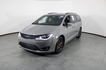 2020 Ceramic Gray Clearcoat Chrysler Pacifica Hybrid Limited 3.6L V6 Engine 4 Door Van Automatic (CVT)