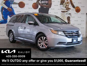 2017 Lunar Silver Metallic Honda Odyssey SE 4 Door V6 Cylinder Engine Automatic Van