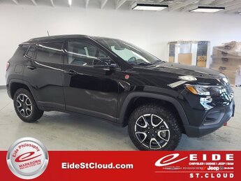 2025 Diamond Black Crystal Pearlcoat Jeep Compass Trailhawk 2.0L I4 DOHC Engine SUV 4X4 Automatic