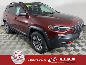 2019 Velvet Red Pearlcoat Jeep Cherokee Trailhawk SUV 4 Door 4X4 Automatic 2.0L I4 DOHC Engine