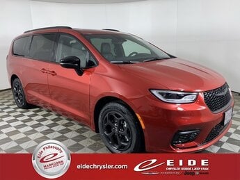 2025 Red Hot Pearlcoat Chrysler Pacifica Hybrid Select FWD 4 Door 3.6L V6 Engine Automatic (CVT) Van