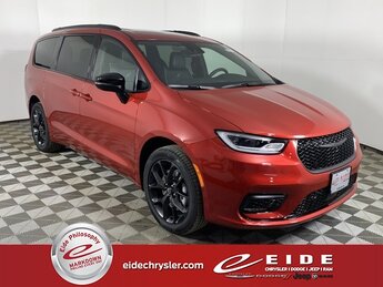 2026 Red Hot Pearlcoat Chrysler Pacifica Limited AWD Automatic Van 3.6L V6 Engine 4 Door