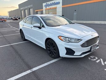 2019 Oxford White Ford Fusion SE EcoBoost 2.0L I4 GTDi DOHC Turbocharged VCT Engine AWD Sedan