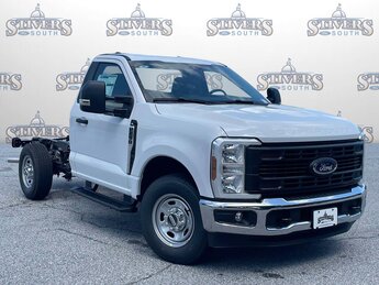 2025 Oxford White Ford Super Duty F-250 SRW XL 6.8L V8 Engine Automatic 2 Door Truck