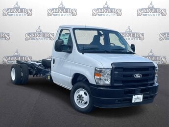 2026 Oxford White Ford E-450SD Base Automatic Specialty Vehicle Cutaway RWD