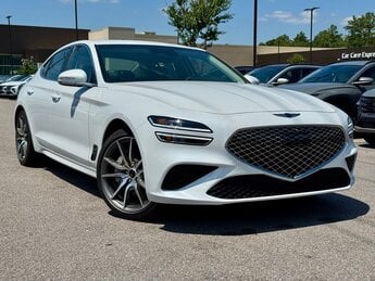 2025 Uyuni White Genesis G70 2.5T 4 Door Car Automatic I4 Engine